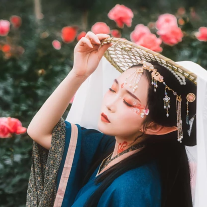 花間賞花女生頭像，唯美古風真人頭像