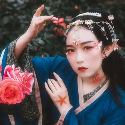 花間賞花女生頭像，唯美古風真人頭像