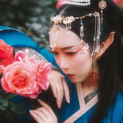 花間賞花女生頭像，唯美古風真人頭像