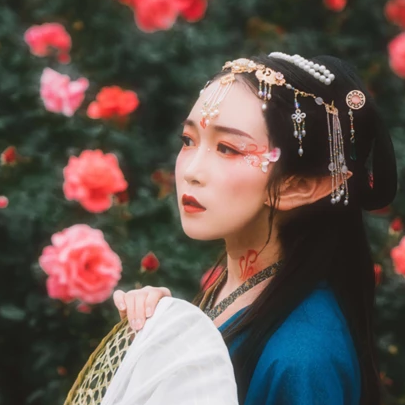 花間賞花女生頭像，唯美古風真人頭像