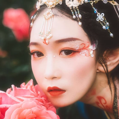 花間賞花女生頭像，唯美古風真人頭像