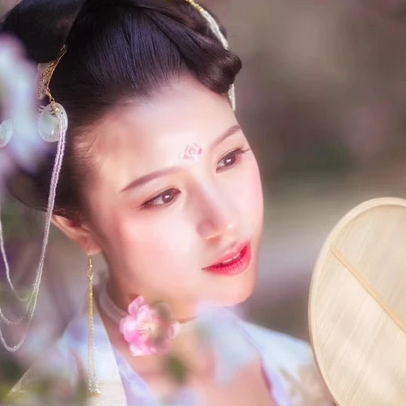 繁花浪漫帶團(tuán)扇女生頭像，唯美古風(fēng)真人頭像