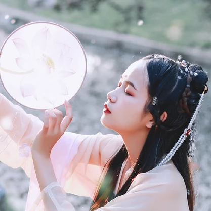 柳絮飄揚(yáng)帶折扇女生頭像，唯美古風(fēng)真人頭像