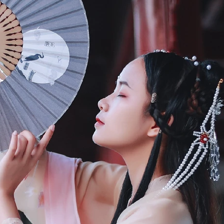 柳絮飄揚(yáng)帶折扇女生頭像，唯美古風(fēng)真人頭像