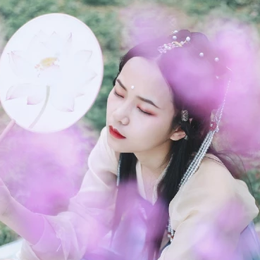 柳絮飄揚(yáng)帶折扇女生頭像，唯美古風(fēng)真人頭像