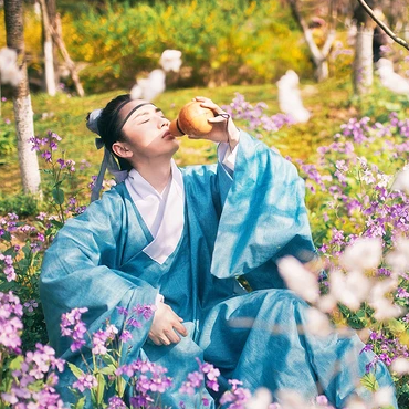 書生賞花游玩男生頭像，唯美古風(fēng)真人頭像