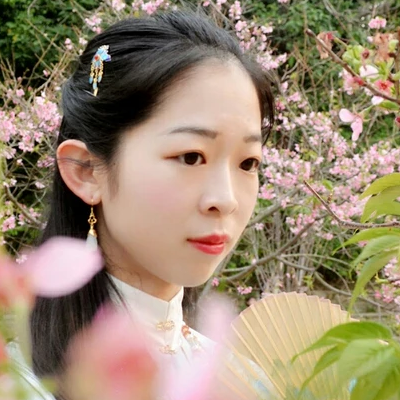 花開帶折扇女生頭像，唯美古風真人頭像
