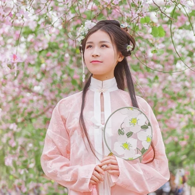 繁花盛開帶團(tuán)扇女生頭像，唯美古風(fēng)真人頭像