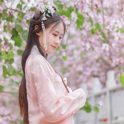 繁花盛開帶團(tuán)扇女生頭像，唯美古風(fēng)真人頭像