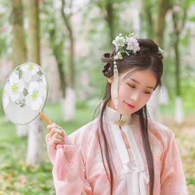 繁花盛開帶團(tuán)扇女生頭像，唯美古風(fēng)真人頭像
