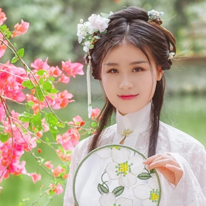 繁花盛開帶團(tuán)扇女生頭像，唯美古風(fēng)真人頭像