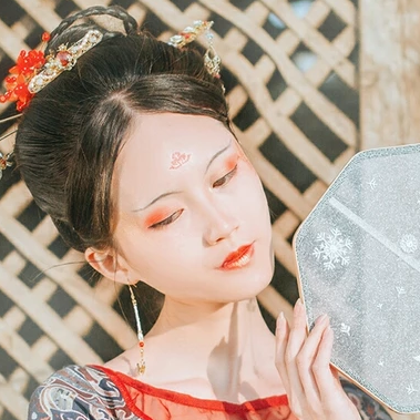 枯枝秋意帶團扇女生頭像，唯美古風真人頭像