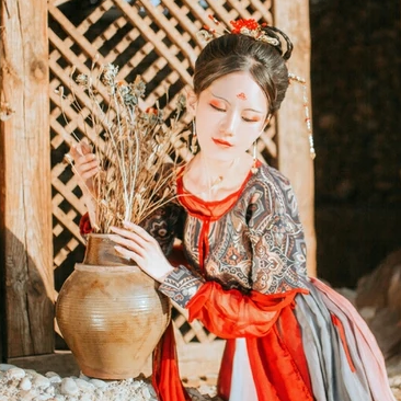枯枝秋意帶團扇女生頭像，唯美古風真人頭像