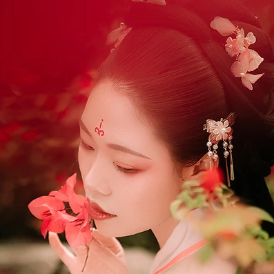 花間佳人帶傘女生頭像，唯美古風(fēng)真人頭像