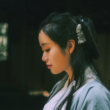 離別傷感帶折扇女生頭像，唯美古風真人頭像