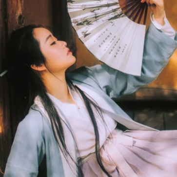 離別傷感帶折扇女生頭像，唯美古風真人頭像