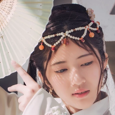 青春白衣帶折扇女生頭像，唯美古風(fēng)真人頭像