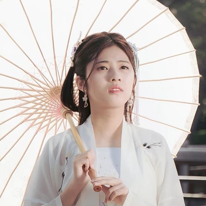 青春白衣帶折扇女生頭像，唯美古風(fēng)真人頭像