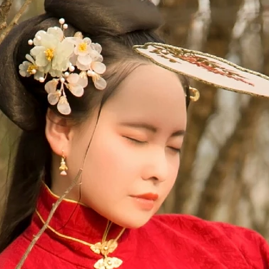 紅衣持團扇女生頭像，唯美古風真人頭像