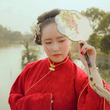 紅衣持團扇女生頭像，唯美古風真人頭像