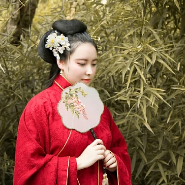 紅衣持團扇女生頭像，唯美古風真人頭像