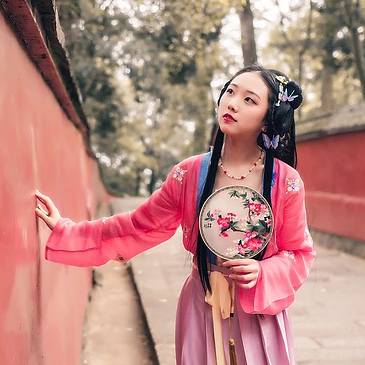 殷紅帶團(tuán)扇女生頭像，唯美古風(fēng)真人頭像