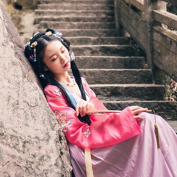 殷紅帶團(tuán)扇女生頭像，唯美古風(fēng)真人頭像
