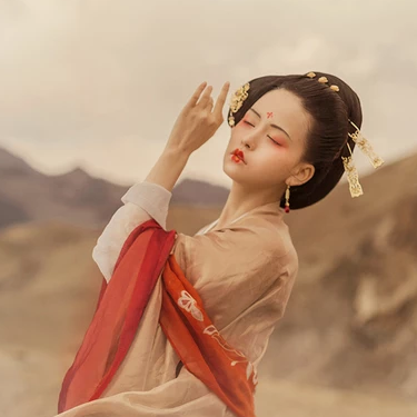 落霞黃昏帶傘女生頭像，唯美古風(fēng)真人頭像