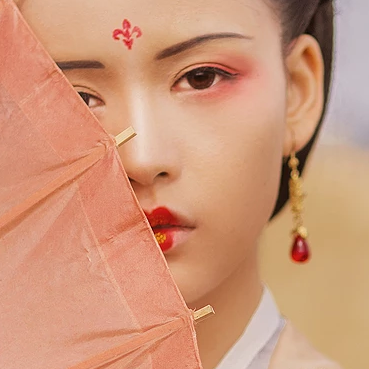 落霞黃昏帶傘女生頭像，唯美古風(fēng)真人頭像