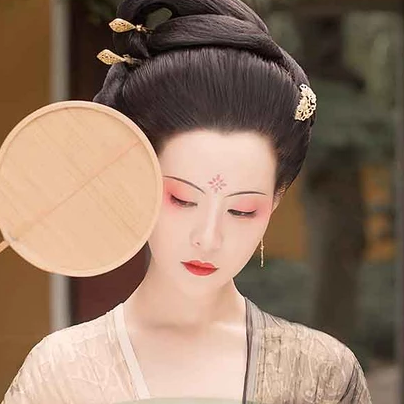 古典紅妝帶團(tuán)扇女生頭像，唯美古風(fēng)真人頭像