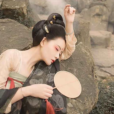 古典紅妝帶團(tuán)扇女生頭像，唯美古風(fēng)真人頭像