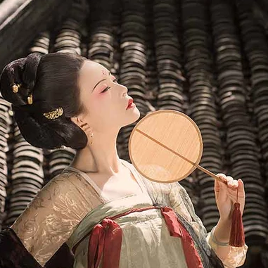 古典紅妝帶團(tuán)扇女生頭像，唯美古風(fēng)真人頭像