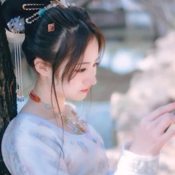 淡雅清新帶團扇女生頭像，唯美古風(fēng)真人頭像