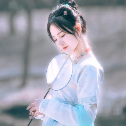 淡雅清新帶團扇女生頭像，唯美古風(fēng)真人頭像