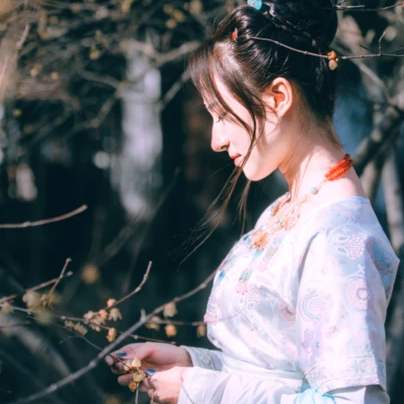 淡雅清新帶團扇女生頭像，唯美古風(fēng)真人頭像