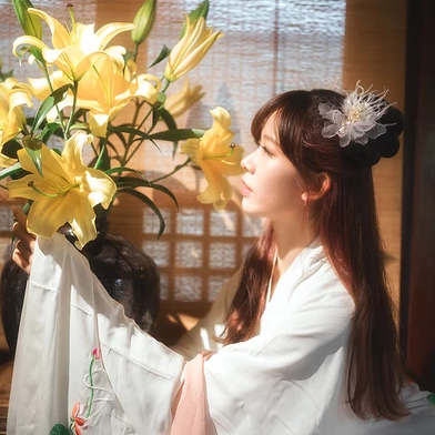 優(yōu)雅花朵帶團(tuán)扇女生頭像，唯美古風(fēng)真人頭像