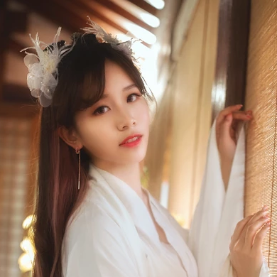 優(yōu)雅花朵帶團(tuán)扇女生頭像，唯美古風(fēng)真人頭像