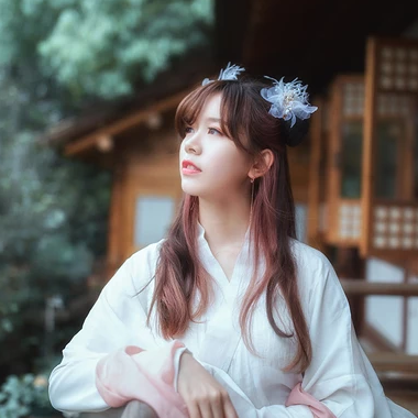 優(yōu)雅花朵帶團(tuán)扇女生頭像，唯美古風(fēng)真人頭像