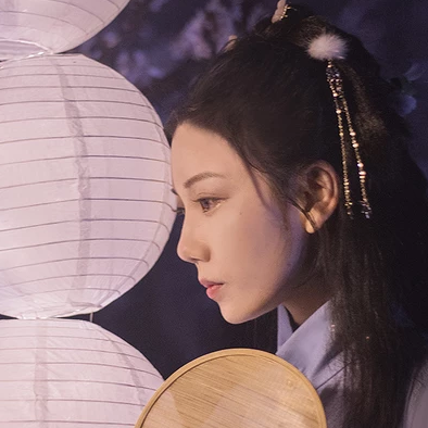 燈下執(zhí)扇女生頭像，唯美古風(fēng)真人頭像