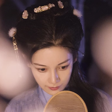 燈下執(zhí)扇女生頭像，唯美古風(fēng)真人頭像