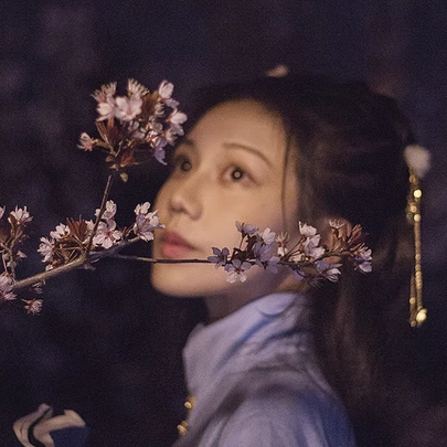 燈下執(zhí)扇女生頭像，唯美古風(fēng)真人頭像