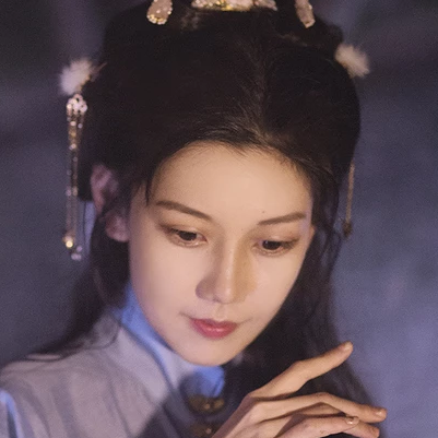 燈下執(zhí)扇女生頭像，唯美古風(fēng)真人頭像
