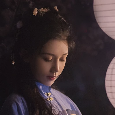 燈下執(zhí)扇女生頭像，唯美古風(fēng)真人頭像