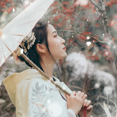 唯美古風真人頭像：四季帶傘女生頭像