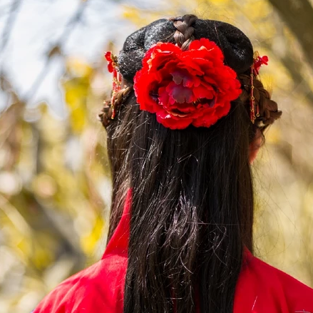 嬌艷花朵紅衣女生頭像，唯美古風(fēng)真人頭像