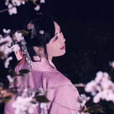 夜晚粉櫻帶燈女生頭像，唯美古風(fēng)真人頭像