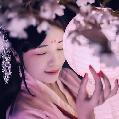 夜晚粉櫻帶燈女生頭像，唯美古風真人頭像