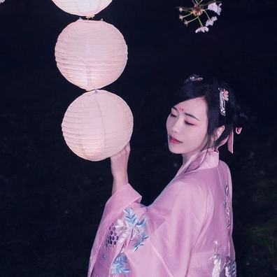 夜晚粉櫻帶燈女生頭像，唯美古風真人頭像
