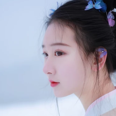 翩然蝴蝶帶傘女生頭像，唯美古風(fēng)真人頭像