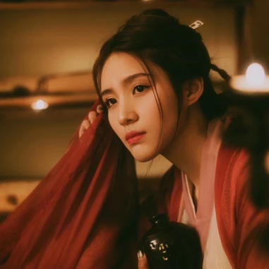 紅衣傷感喝酒女生頭像，唯美古風真人頭像